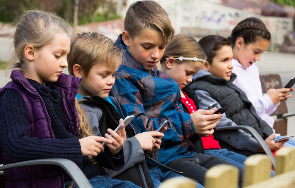 “Estratègies Educatives per Gestionar l’Ús de Pantalles en Infants i Adolescents: Propostes amb i Sense Mòbil”